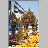 Bangkok - der Erawan-Schrein, dahinter die Skytrain