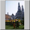 Bangkok - Wat Arun (Tempel der Morgend&auml;mmerung) und auf einer B&uuml;hne auftretende Kinder