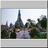 Bangkok - Wat Arun, vorne Marinesoldaten der benachbarten Royal Thai Navy Headquarters