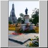 Bangkok - Wat Arun, vorne ein Militärdenkmal