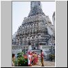 Bangkok - Wat Arun, der Hauptprang; vorne Kinder in Trachten