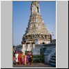 Bangkok - Wat Arun, ein Seitenprang; vorne Kinder in Trachten