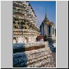 Bangkok - Wat Arun, Details am Hauptprang, hinten: Viharn Noi
