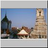 Bangkok - Wat Arun, Blick vom Hauptprang Richtung Flu&szlig;, links: Viharn Noi, rechts: ein Seitenprang