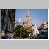 Bangkok - Wat Arun, Blick auf den Hauptprang von der "Kapelle" - Phra Viharn (links)