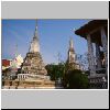 Bangkok - Wat Arun, kleine Chedis an der Nische mit Buddhas Fußabdruck (rechts), hinten der Hauptprang