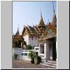 Bangkok - Grand Palace, Dusit Halle (hinten), links Aphonphimok Prasat Pavillon