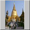 Bangkok - Wat Phra Kaeo, links ein Yak-D&auml;mone, Mitte: der vergoldete Phra Sri Ratana Chedi (mit Reliquien Buddhas), rechts die k&ouml;nigliche Bibliothek (Phra Mondhop)