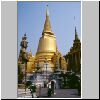 Bangkok - Wat Phra Kaeo, links ein Yak-Dämone, Mitte: der vergoldete Phra Sri Ratana Chedi (mit Reliquien Buddhas), rechts die königliche Bibliothek (Phra Mondhop)