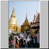 Bangkok - Wat Phra Kaeo, links Phra Sri Ratana Chedi, rechts Phra Mondhop (k&ouml;nigliche Bibliothek)