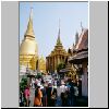 Bangkok - Wat Phra Kaeo, links Phra Sri Ratana Chedi, rechts Phra Mondhop (königliche Bibliothek)