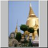 Bangkok - Wat Phra Kaeo, der vergoldete Phra Sri Ratana Chedi mit Reliquien Buddhas