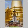 Bangkok - Wat Phra Kaeo, der vergoldete Phra Sri Ratana Chedi, vorne ein kleiner Altar mit Elephantenfiguren