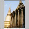 Bangkok - Wat Phra Kaeo, hinten Phra Sri Ratana Chedi, vorne Phra Mondhop (königliche Bibliothek)
