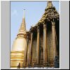 Bangkok - Wat Phra Kaeo, hinten Phra Sri Ratana Chedi, vorne Phra Mondhop (k&ouml;nigliche Bibliothek)