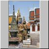 Bangkok - Wat Phra Kaeo, Wächterdämonen in der nähe des Phra Sri Ratana Chedis, rechts Dächer des Mausoleums Ho Phra Nak
