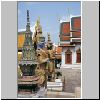 Bangkok - Wat Phra Kaeo, W&auml;chterd&auml;monen in der n&auml;he des Phra Sri Ratana Chedis, rechts D&auml;cher des Mausoleums Ho Phra Nak