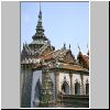 Bangkok - Wat Phra Kaeo, die mit farbigen Keramikblumen geschmuckte Gebetshalle Vihara Yot
