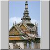 Bangkok - Wat Phra Kaeo, die mit farbigen Keramikblumen geschmuckte Gebetshalle Vihara Yot