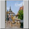 Bangkok - Wat Phra Kaeo, ein mythisches Wesen (Kinara, halb Vogel halb Mensch) vor dem Pantheon, dahinter die Gebetshalle Vihara Yot (links) und die k&ouml;nigliche Bibliothek (rechts)