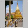 Bangkok - Wat Phra Kaeo, goldene mythische Wesen (Kinaras) vor dem k&ouml;niglichen Pantheon (links), dahinten ein goldener Chedi vor den D&auml;chern der k&ouml;niglichen Bibliothek (Ho Monthien Dhamma)