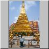 Bangkok - Wat Phra Kaeo, goldene mythische Wesen (Kinaras) und ein goldener Chedi vor den Dächern der königlichen Bibliothek