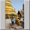 Bangkok - Wat Phra Kaeo, ein mythisches Wesen (Kinara) sowie Dämonen, die einen Chedi stützen