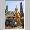 Bangkok - Wat Phra Kaeo, ein goldener "Kinara" (mythisches Fabelwesen), dahinter Prangs an der östlichen Begrenzung des Wat