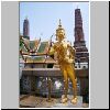 Bangkok - Wat Phra Kaeo, ein goldener "Kinara" (mythisches Fabelwesen), dahinter Prangs an der &ouml;stlichen Begrenzung des Wat