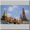 Bangkok - Wat Phra Kaeo, links ein goldener Chedi, dahinter die königl. Bibliothek, rechts Prangs an der   östlichen Begrenzung des Wat