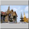 Bangkok - Wat Phra Kaeo, links der Haupteingang zum königlichen Pantheon (Prasat Phra Debidorn), rechts ein goldener Chedi