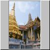 Bangkok - Wat Phra Kaeo, einer der goldenen Chedis vor dem k&ouml;niglichen Pantheon