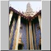 Bangkok - Wat Phra Kaeo, das k&ouml;nigliche Pantheon - Prasat Phra Debidorn (s&uuml;dwestliche Ecke) mit dem kr&ouml;nenden Prang