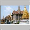Bangkok - Wat Phra Kaeo, das königliche Pantheon - Prasat Phra Debidorn, davor ein goldener Chedi, hinten der goldene Phra Sri Ratana Chedi mit Buddha-Reliquien