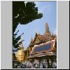 Bangkok - Wat Phra Kaeo, links der goldene Phra Sri Ratana Chedi, rechts der Prang des königl. Pantheons