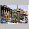 Bangkok - Wat Phra Kaeo, Opferaltar vor dem Bot (dem Tempel des Smaragd-Buddhas, links), hinter der Prang des königl. Pantheons, rechts goldene Chedis
