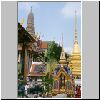 Bangkok - Wat Phra Kaeo, ein Altar vor dem Bot (dem Tempel des Smaragd-Buddhas, links), hinter der Prang des königl. Pantheons, rechts ein goldener Chedi