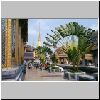 Bangkok - Wat Phra Kaeo, F&auml;cherpalmen vor dem Bot (Tempel des Smaragd-Buddhas, links)