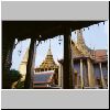 Bangkok - Wat Phra Kaeo, Blick vom Eingangsbereich des Bot auf den goldenen Phra Sri Ratana Chedi (links), Phra Mondhop (Bibliothek, Mitte), und das königliche Pantheon (rechts)