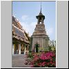 Bangkok - Wat Phra Kaeo, ein Chedi auf dem Tempelgelände, links der Bot