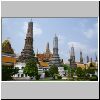 Bangkok - Wat Phra Kaeo, mit verschiedenfarbigen Mosaiken belegte Prangs an der östlichen Begrenzung der Tempelanlage, hinten links das Dach des Bots, daneben der Prang auf dem Dach des Pantheons