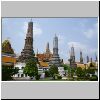 Bangkok - Wat Phra Kaeo, mit verschiedenfarbigen Mosaiken belegte Prangs an der &ouml;stlichen Begrenzung der Tempelanlage, hinten links das Dach des Bots, daneben der Prang auf dem Dach des Pantheons