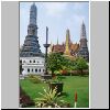 Bangkok - Wat Phra Kaeo, Prangs an der östl. Begrenzung der Tempelanlage, hinten in der Mitte das königl. Pantheon