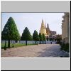 Bangkok - Wat Phra Kaeo, Blick auf die Tempelt&uuml;rme vom Zugangsweg zur Tempelanlage
