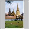 Bangkok - Wat Phra Kaeo, Blick auf die Tempelanlage von Außen, von links: der Prang des Pantheons, das Dachturm der Bibliothek und der goldene Phra Sri Ratana Chedi