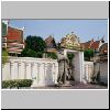 Bangkok - Wat Pho, riesige Tempelw&auml;chter vor dem Tor zum &ouml;stlichen Tempelbereich
