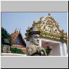 Bangkok - Wat Pho, ein steinerner Tempelw&auml;chter vor dem Tor zum &ouml;stlichen Tempelbereich
