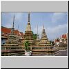 Bangkok - Wat Pho, kleine Chedi-Gruppen um den Bot im östlichen Tempelbereich