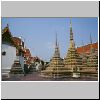Bangkok - Wat Pho, kleine Chedi-Gruppen um den Bot im östlichen Tempelbereich