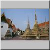 Bangkok - Wat Pho, kleine Chedi-Gruppen um den Bot im &ouml;stlichen Tempelbereich